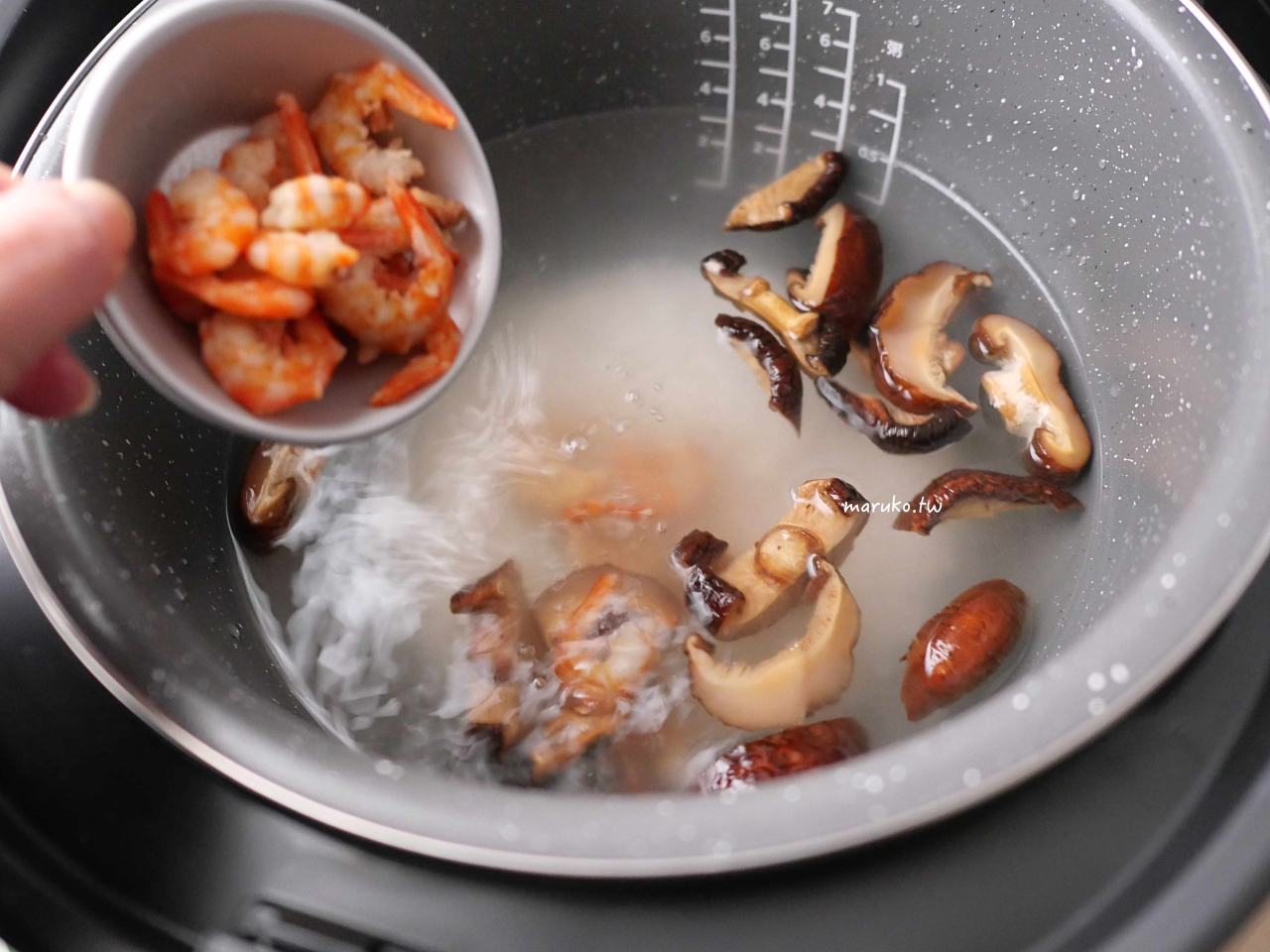 【食譜】免顧火！一鍵完成鮮甜「魚片砂鍋粥」，飛利浦 IH 電子鍋懶人料理分享 @Maruko(丸子)與美食有個約會