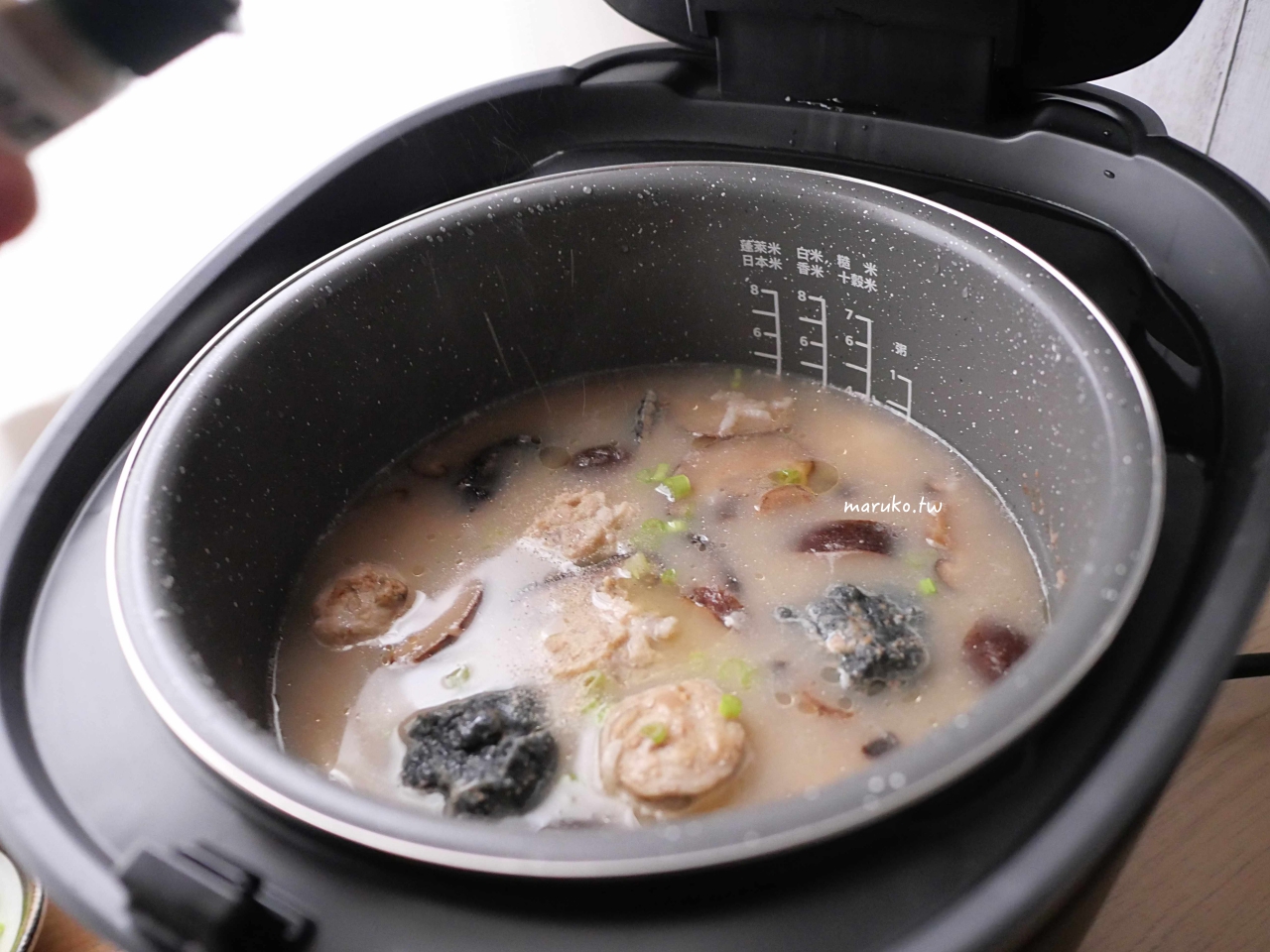 【食譜】免顧火！一鍵完成鮮甜「魚片砂鍋粥」，飛利浦 IH 電子鍋懶人料理分享 @Maruko(丸子)與美食有個約會