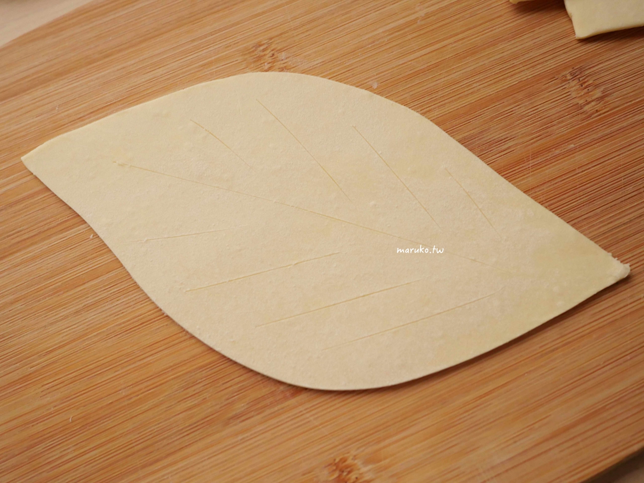 【食譜】焦糖葉子派 免工具，用冷凍起酥片做簡單的烤箱點心！ @Maruko(丸子)與美食有個約會
