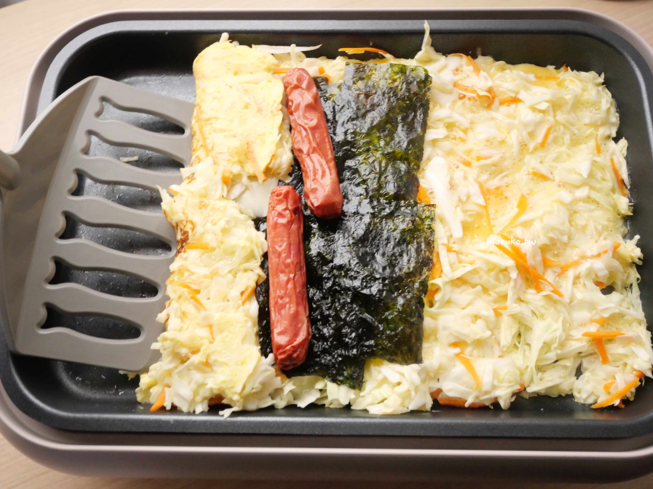 【食譜】免粉漿！超厚實「高麗菜蛋餅」只要2顆蛋，平底鍋/電烤盤一鍋到底輕鬆搞定✨ @Maruko(丸子)與美食有個約會