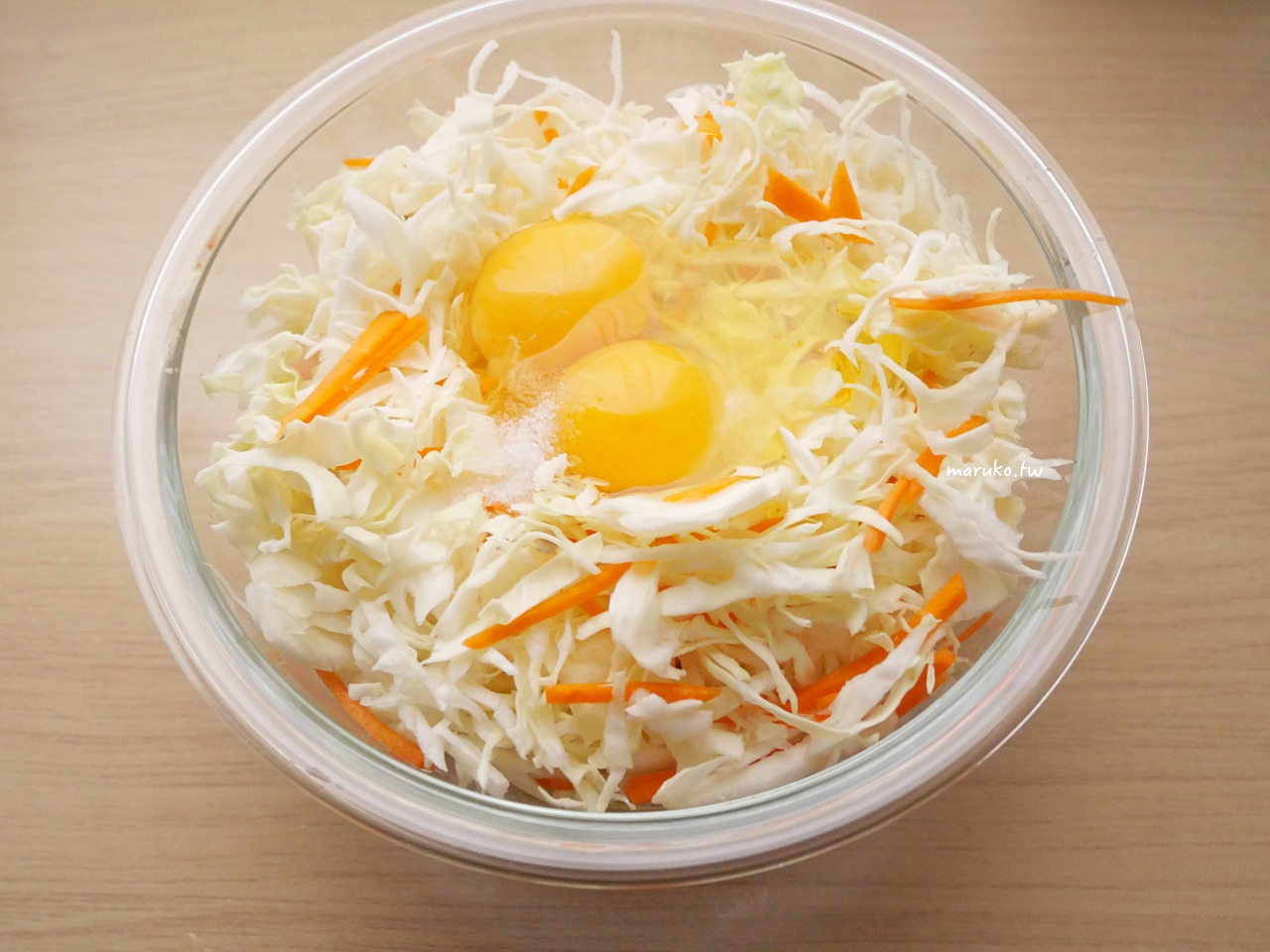 【食譜】免粉漿！超厚實「高麗菜蛋餅」只要2顆蛋，平底鍋/電烤盤一鍋到底輕鬆搞定✨ @Maruko(丸子)與美食有個約會