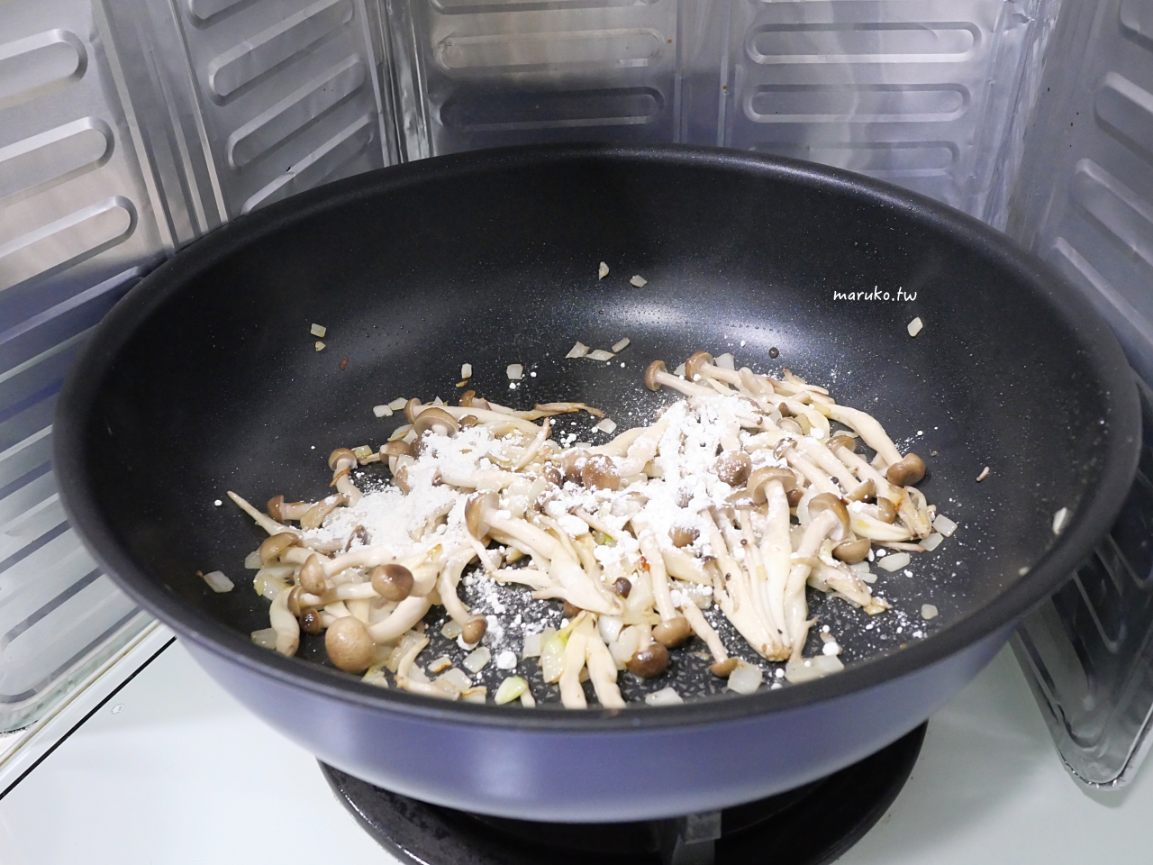 【食譜】和風白醬鮭魚拌烏龍麵 三樣調味料就能搞定簡單日本風味白醬！ @Maruko(丸子)與美食有個約會