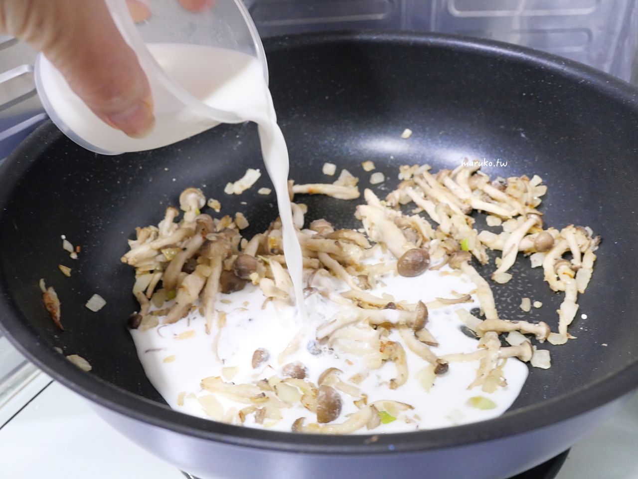 【食譜】和風白醬鮭魚拌烏龍麵 三樣調味料就能搞定簡單日本風味白醬！ @Maruko(丸子)與美食有個約會
