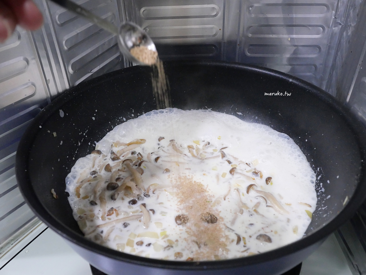 【食譜】和風白醬鮭魚拌烏龍麵 三樣調味料就能搞定簡單日本風味白醬! @Maruko(丸子)與美食有個約會 【食譜】和風白醬鮭魚拌烏龍麵 三樣調味料就能搞定簡單日本風味白醬! @Maruko(丸子)與美食有個約會