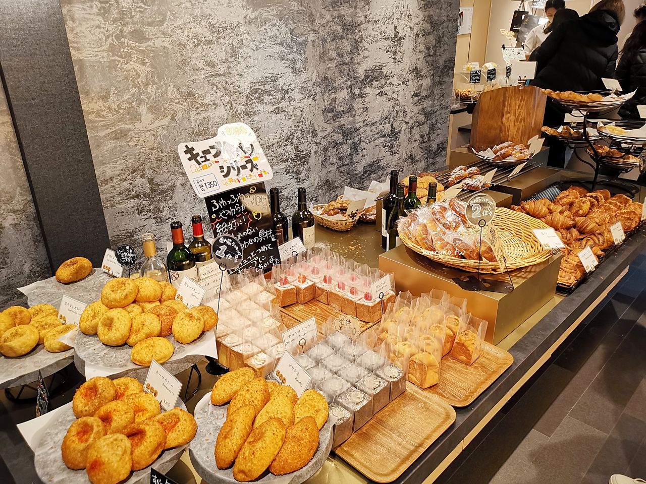 【心齋橋美食】大阪宵夜推薦！MAHOROBA 深夜麵包店，必買人氣麵包與淡路島牛乳 @Maruko(丸子)與美食有個約會