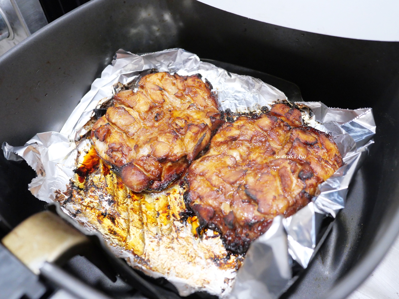 氣炸鍋雞腿食譜｜蜜汁烤雞腿排 15分鐘懶人食譜，鹹甜醬汁超下飯！ @Maruko(丸子)與美食有個約會