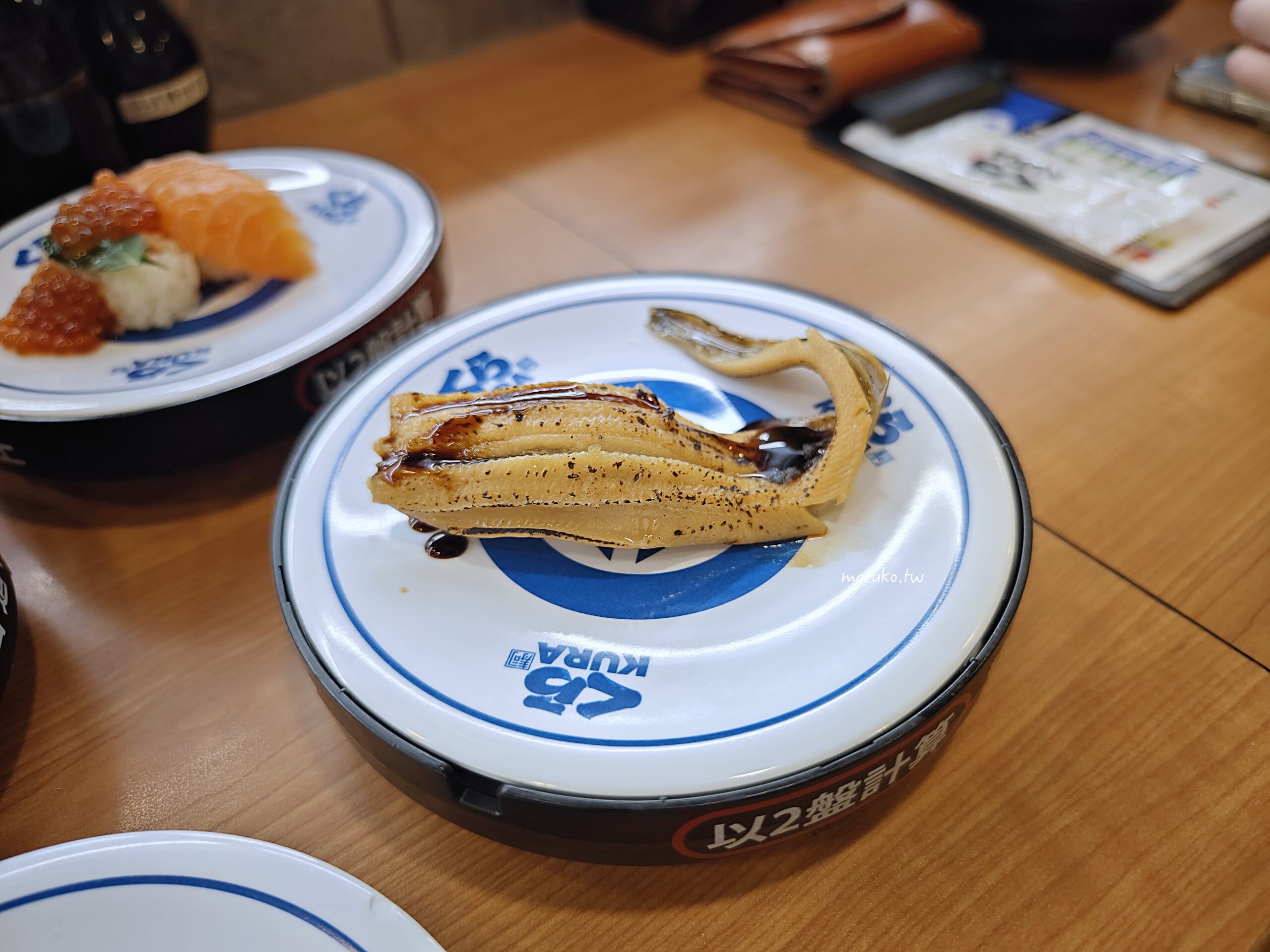 KURA 藏壽司 海外首家全球最大旗艦店 來自日本最大連鎖迴轉壽司每盤只要40元! @Maruko(丸子)與美食有個約會 KURA 藏壽司 海外首家全球最大旗艦店 來自日本最大連鎖迴轉壽司每盤只要40元! @Maruko(丸子)與美食有個約會