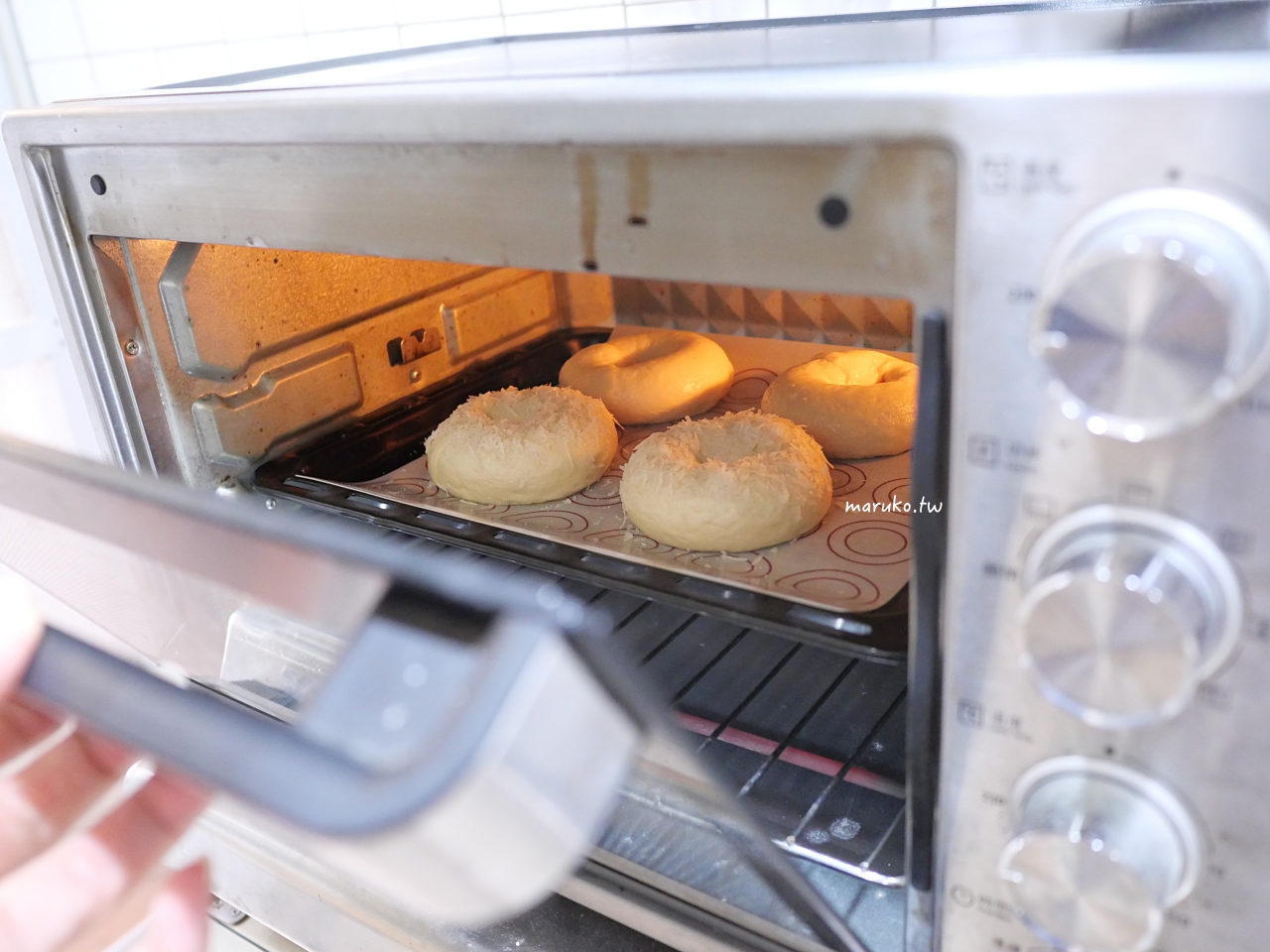 【貝果做法】新手必學 Q 彈貝果食譜：掌握糖水比例、整形技巧與烘烤溫度，第一次做就成功拉！ @Maruko(丸子)與美食有個約會