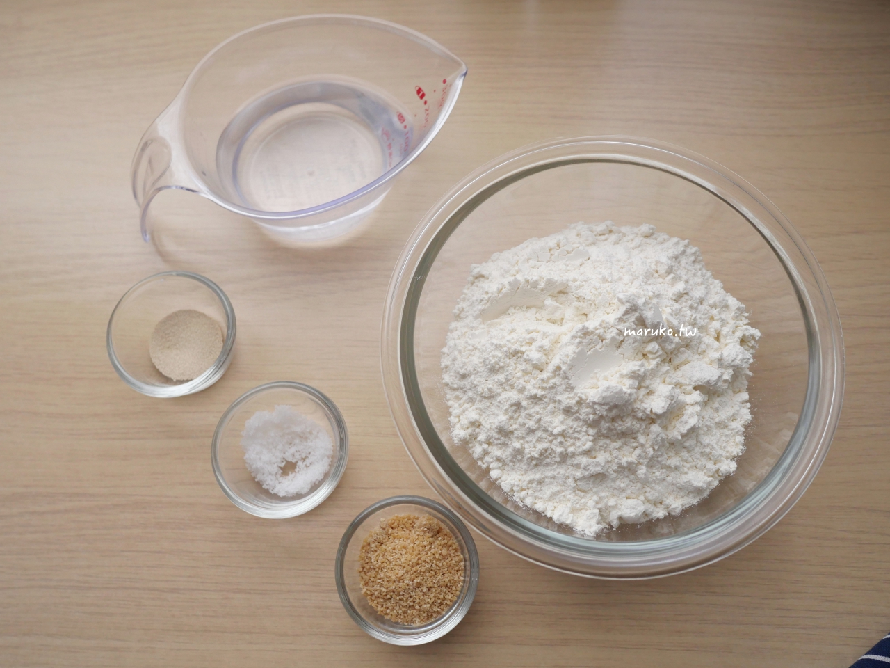 【貝果做法】新手必學 Q 彈貝果食譜：掌握糖水比例、整形技巧與烘烤溫度，第一次做就成功拉！ @Maruko(丸子)與美食有個約會