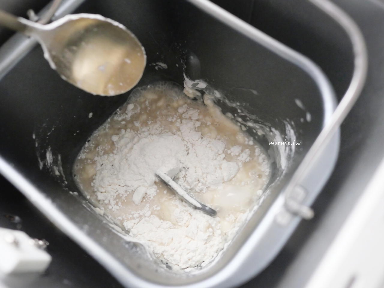 【貝果做法】新手必學 Q 彈貝果食譜：掌握糖水比例、整形技巧與烘烤溫度，第一次做就成功拉！ @Maruko(丸子)與美食有個約會