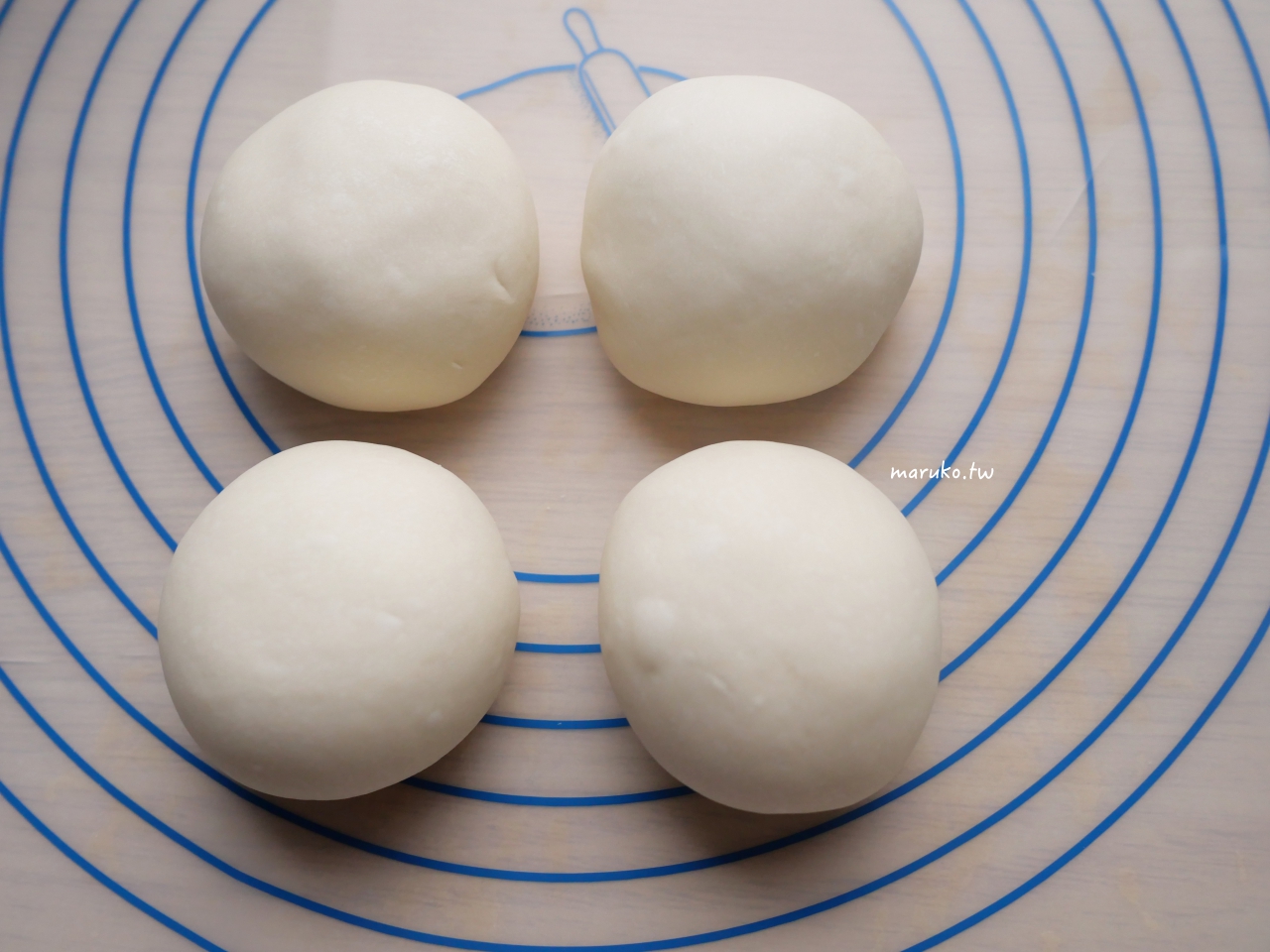 【貝果做法】新手必學 Q 彈貝果食譜：掌握糖水比例、整形技巧與烘烤溫度，第一次做就成功拉！ @Maruko(丸子)與美食有個約會