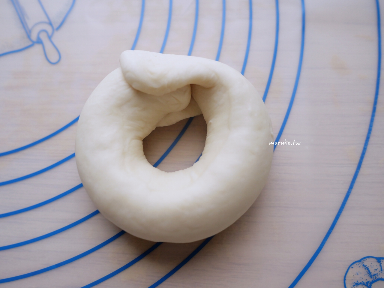 【貝果做法】新手必學 Q 彈貝果食譜：掌握糖水比例、整形技巧與烘烤溫度，第一次做就成功拉！ @Maruko(丸子)與美食有個約會