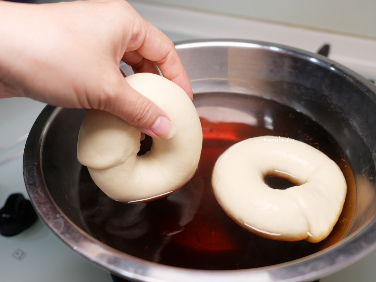【貝果做法】新手必學 Q 彈貝果食譜：掌握糖水比例、整形技巧與烘烤溫度，第一次做就成功拉！ @Maruko(丸子)與美食有個約會