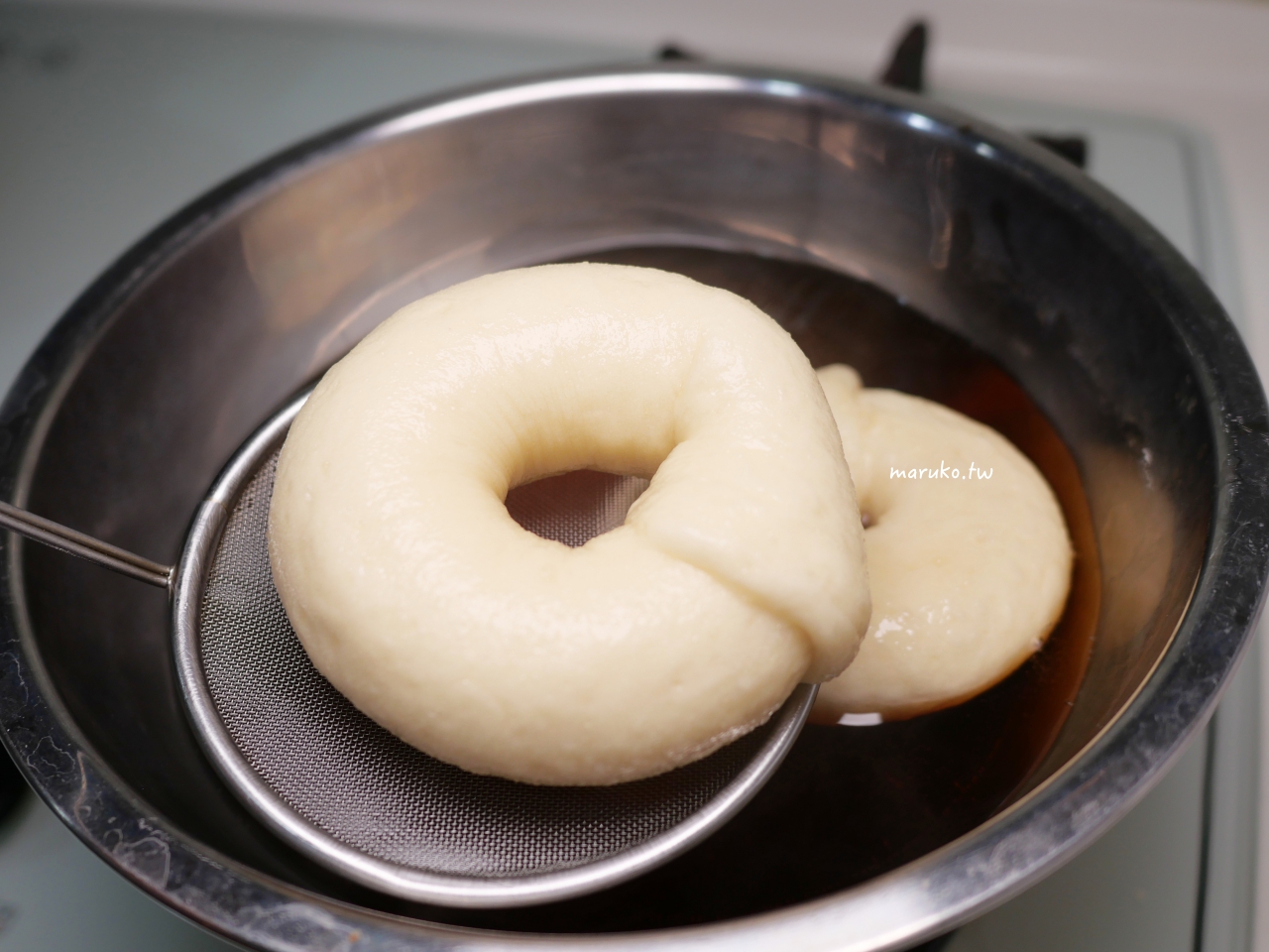【貝果做法】新手必學 Q 彈貝果食譜：掌握糖水比例、整形技巧與烘烤溫度，第一次做就成功拉！ @Maruko(丸子)與美食有個約會