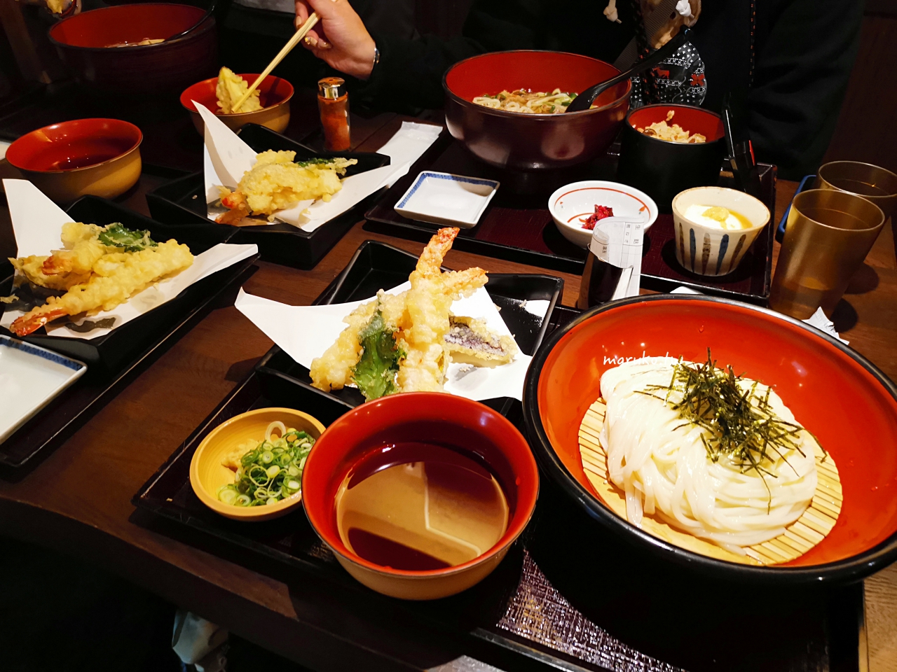 【京都嵐山美食】嵐山うどん|手擀自家製烏龍麵、附中文菜單!嵯峨嵐山站必吃推薦 @Maruko(丸子)與美食有個約會 【京都嵐山美食】嵐山うどん|手擀自家製烏龍麵、附中文菜單!嵯峨嵐山站必吃推薦 @Maruko(丸子)與美食有個約會