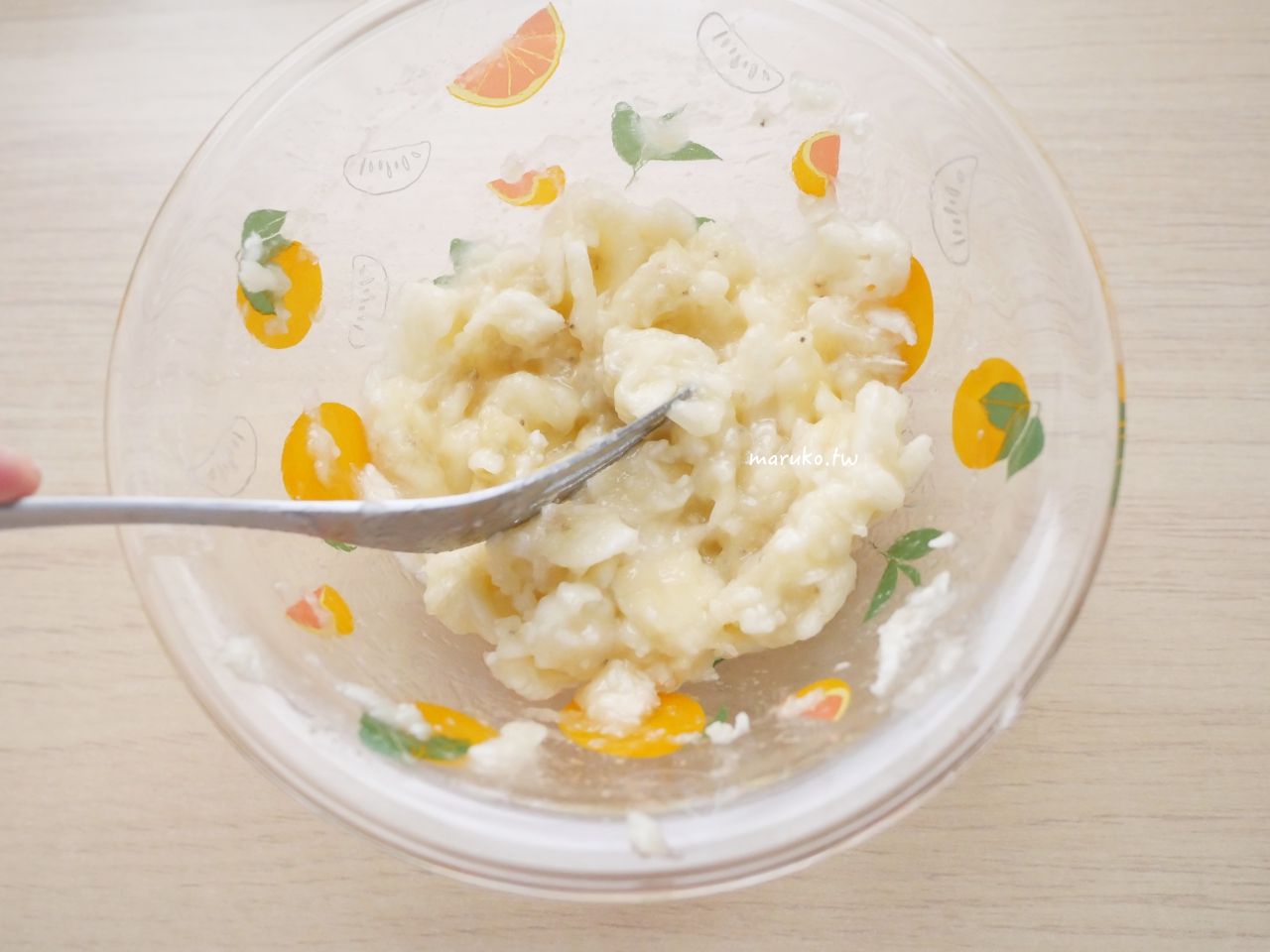 【食譜】杯子蛋糕 零失敗！多一個步驟就能讓香蕉蛋糕更濕潤清爽，夏天也能這樣做！ @Maruko(丸子)與美食有個約會