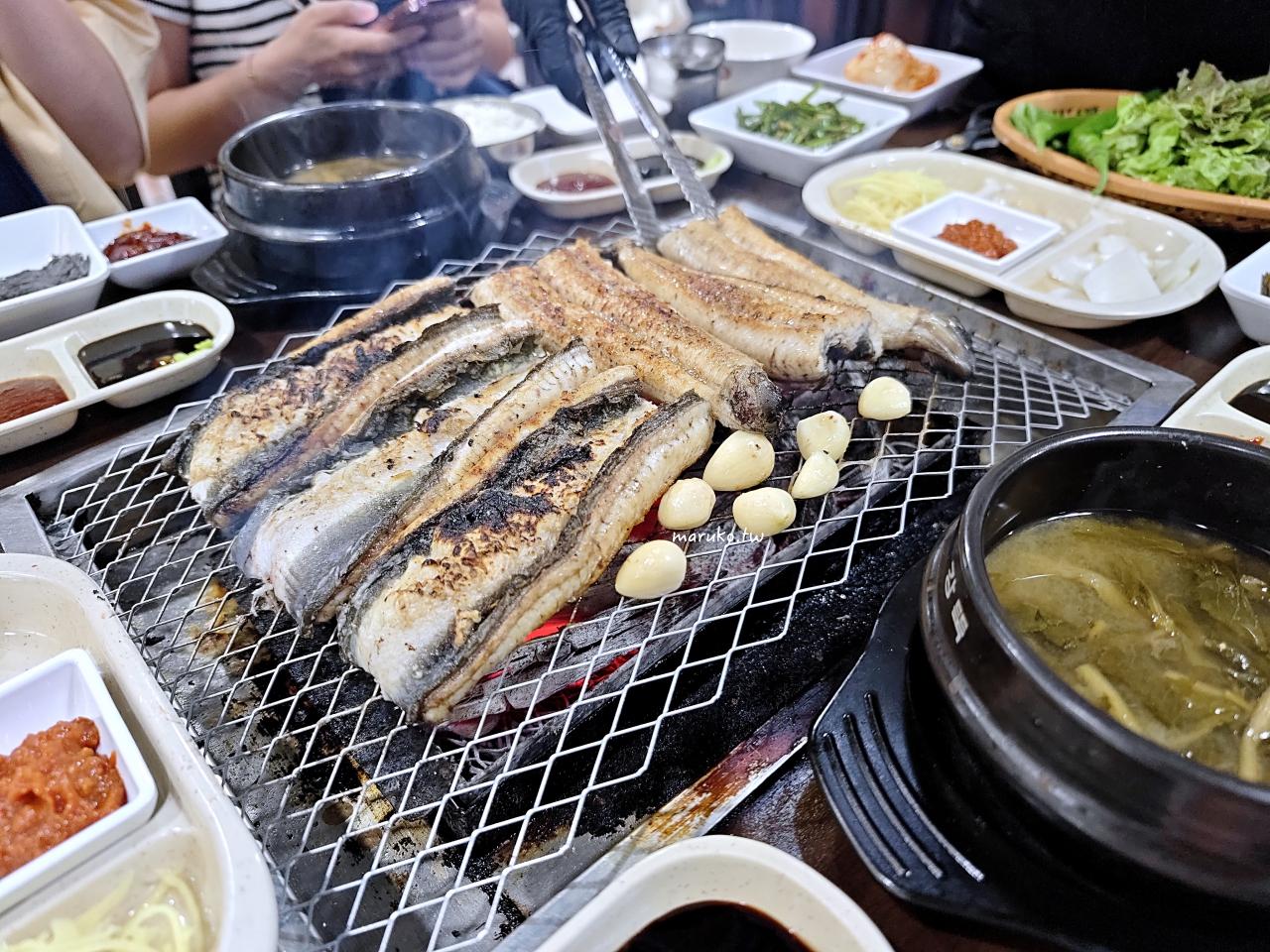 【弘大站美食推薦】首爾必吃風川鰻魚!現殺現烤活鰻魚,多種包生菜吃法一次滿足 @Maruko(丸子)與美食有個約會 【弘大站美食推薦】首爾必吃風川鰻魚!現殺現烤活鰻魚,多種包生菜吃法一次滿足 @Maruko(丸子)與美食有個約會