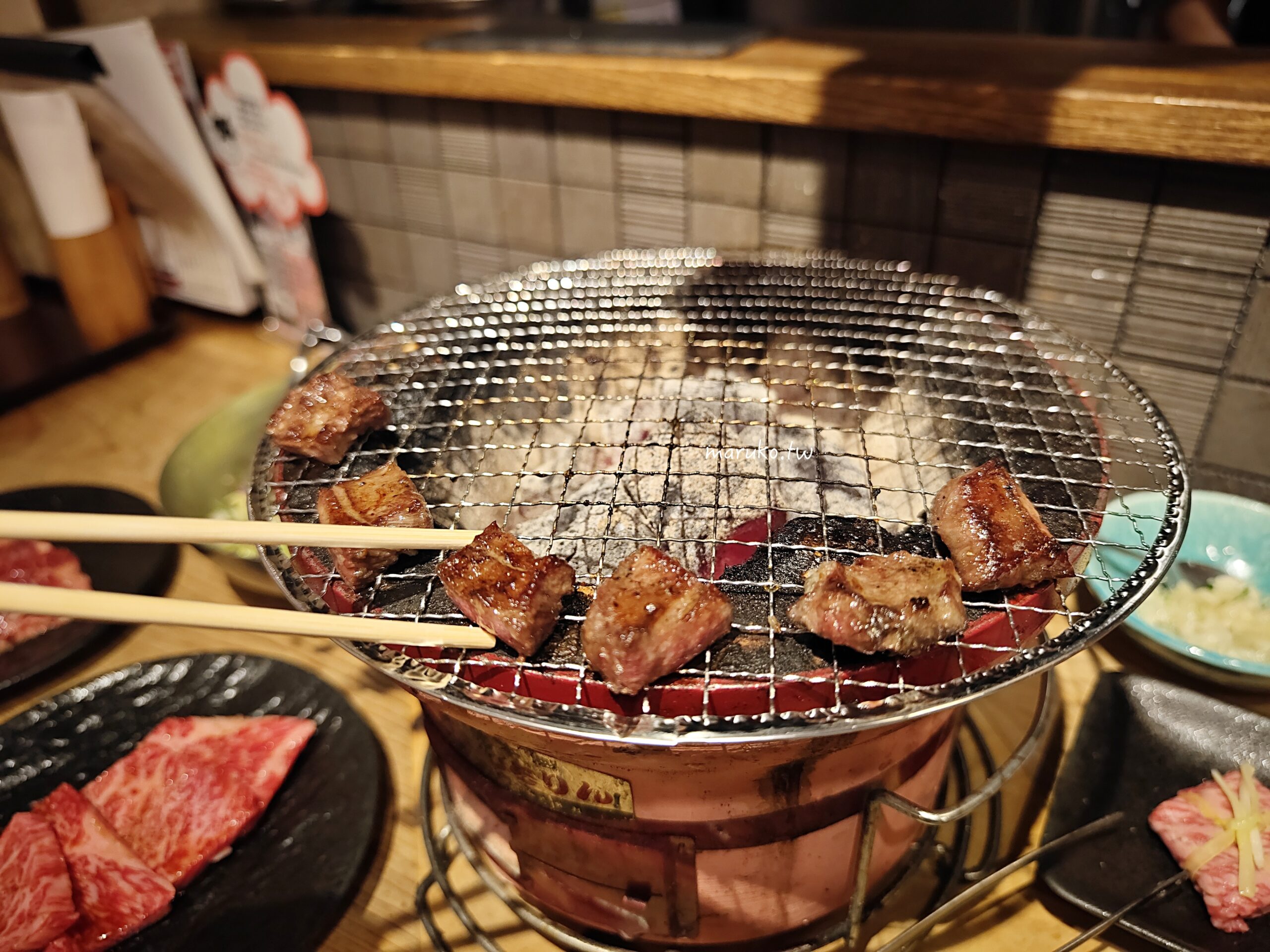 【日本岡山】焼肉ひだや(燒肉日田屋) 七輪炭火燒烤厚切黑毛和牛，外國客人友善餐廳推薦！ @Maruko(丸子)與美食有個約會