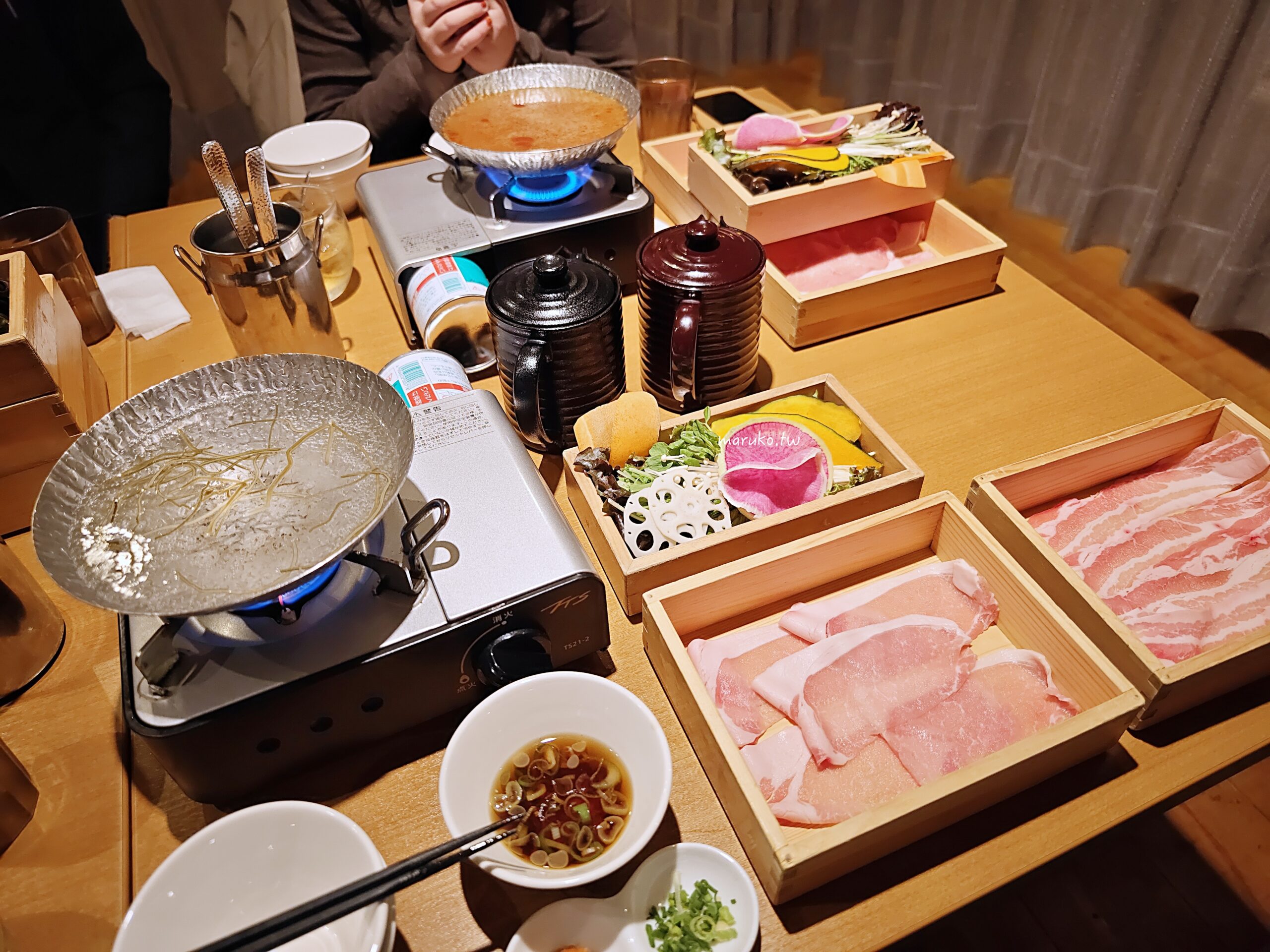 【日式火鍋做法】電烤盤也能涮!豬肉蔬菜捲更爽口,冬季圍爐聚會必學食譜 @Maruko(丸子)與美食有個約會 【日式火鍋做法】電烤盤也能涮!豬肉蔬菜捲更爽口,冬季圍爐聚會必學食譜 @Maruko(丸子)與美食有個約會