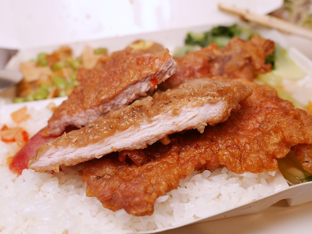 【捷運龍山寺站】君王排骨 萬華在地10年老店，主食炒飯、炒麵任選三種配菜一次滿足！ @Maruko(丸子)與美食有個約會