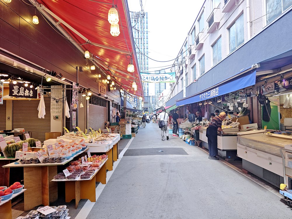 【仙台景點】仙台朝市：走進在地人的廚房！60間攤商集結，生鮮蔬果與海鮮熟食必吃攻略 @Maruko(丸子)與美食有個約會