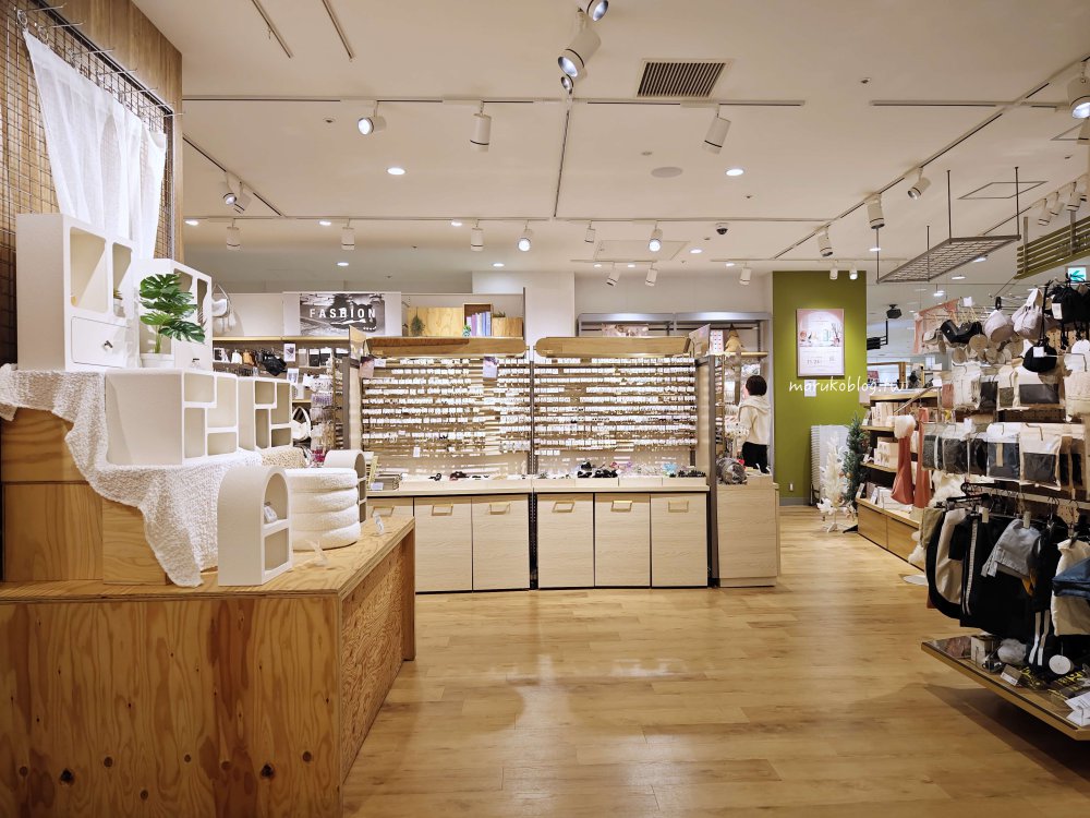 【2026日本百元商店】3COINS+plus 必買生活雜貨、高質感廚房用品全攻略,均一價 300 日圓大失心瘋! @Maruko(丸子)與美食有個約會 【2026日本百元商店】3COINS+plus 必買生活雜貨、高質感廚房用品全攻略,均一價 300 日圓大失心瘋! @Maruko(丸子)與美食有個約會