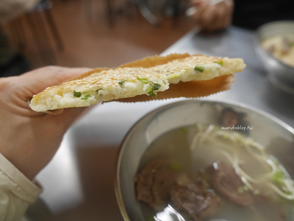 捷運龍山寺站美食「麵鄉安徽淮南牛肉湯」手工現烤秒殺人氣老麵蔥餅，每週只營業三天 @Maruko(丸子)與美食有個約會