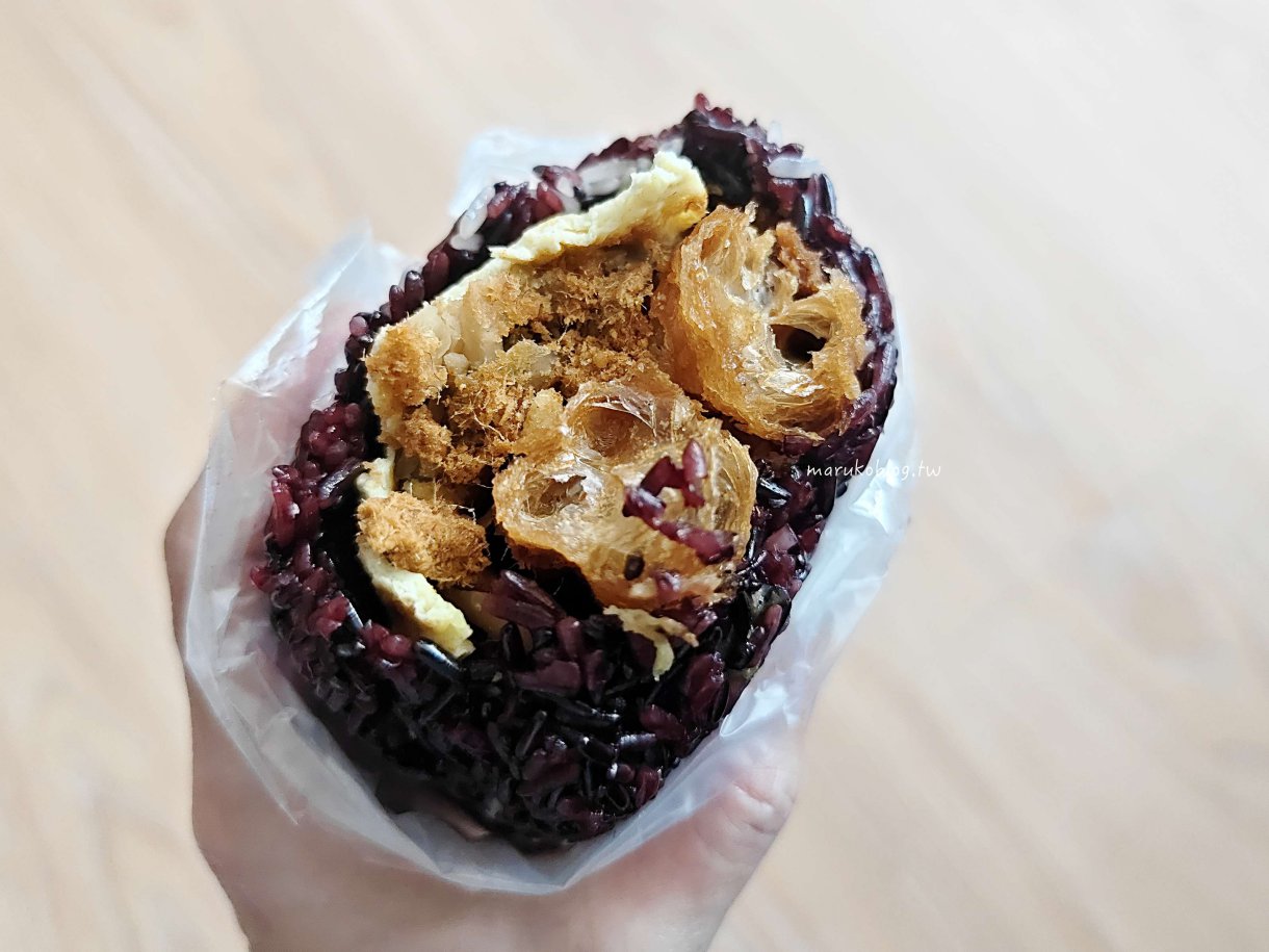 【萬華美食】本丸特製飯糰：比手掌還大！環南市場人氣早餐，在地人排隊也要吃的傳統古早味 @Maruko(丸子)與美食有個約會