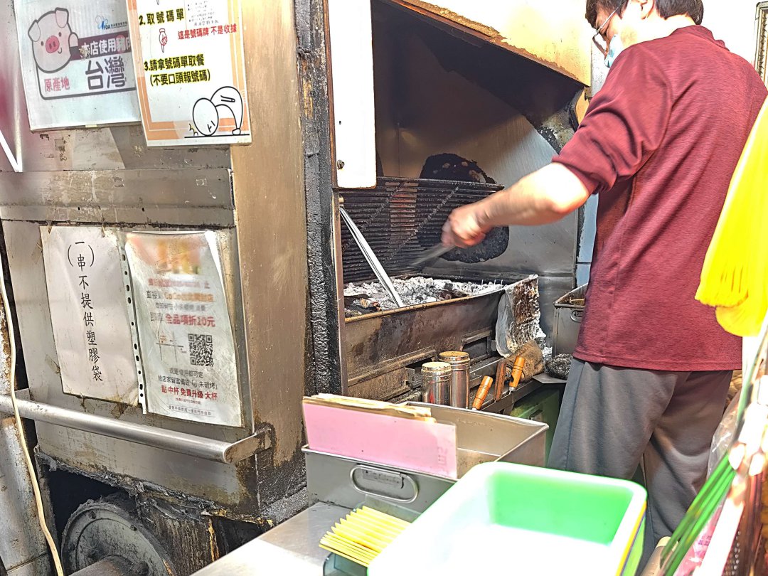 台北宵夜美食「小朱碳烤」在地40年老店堅持用木炭燒烤肉串平價美味 @Maruko(丸子)與美食有個約會