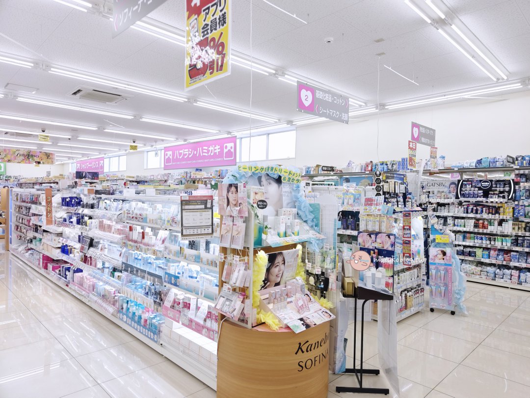 2025 最新「日本美妝 」哪裡買？女孩的天堂粉嫩系實用美妝、生活用品跟著買，可退稅！ @Maruko(丸子)與美食有個約會