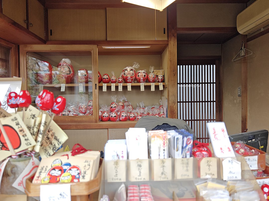 【搭公車玩京都】達摩寺（だるま寺）｜隱藏版小眾寺廟，近300年歷史＋8000尊可愛達摩一次看夠！ @Maruko(丸子)與美食有個約會