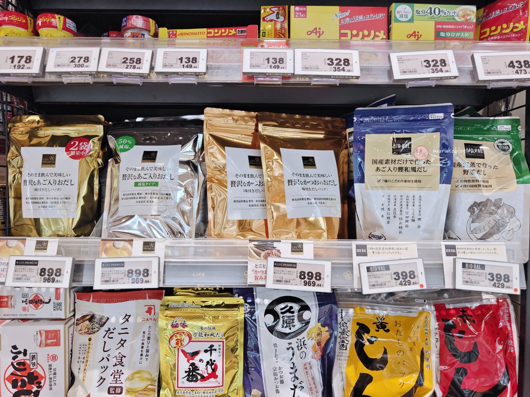 【日本超市攻略】逛膩便利商店了？來去「LIFE超市」挖寶！熟食、甜點、伴手禮通通有，像個當地人一樣生活吧！🍀 @Maruko(丸子)與美食有個約會