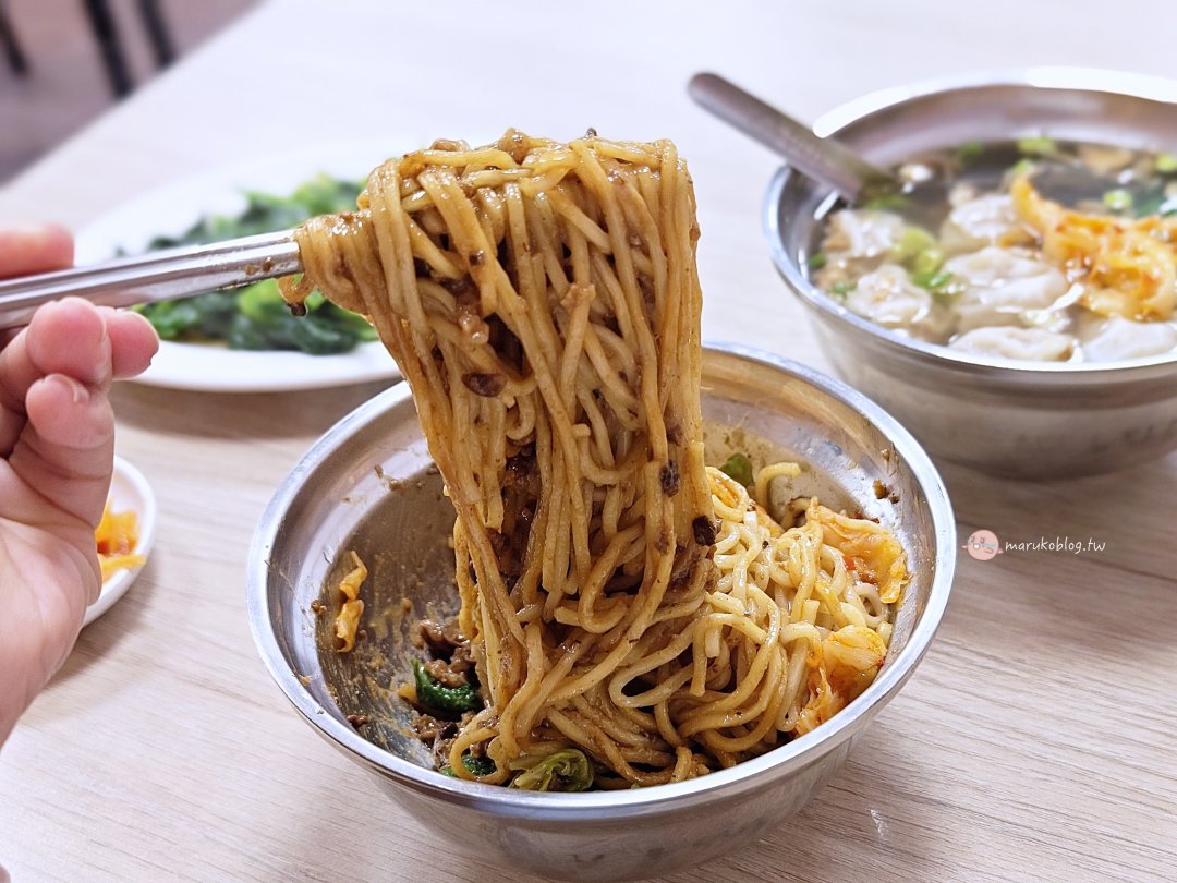 萬華美食｜桃源街老店回歸！「冠軍菜肉餛飩」不只巨無霸餛飩，雙醬麵配辣高麗菜才是老饕隱藏吃法 @Maruko(丸子)與美食有個約會