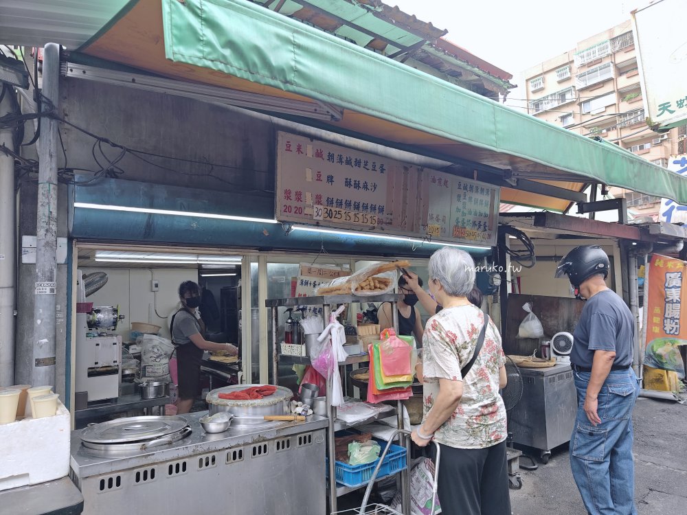 萬華美食｜小李子燒餅舖：隱身雙和市場巷弄！手工炭烤「朝牌餅」加蛋，在地人的排隊早餐。 @Maruko(丸子)與美食有個約會