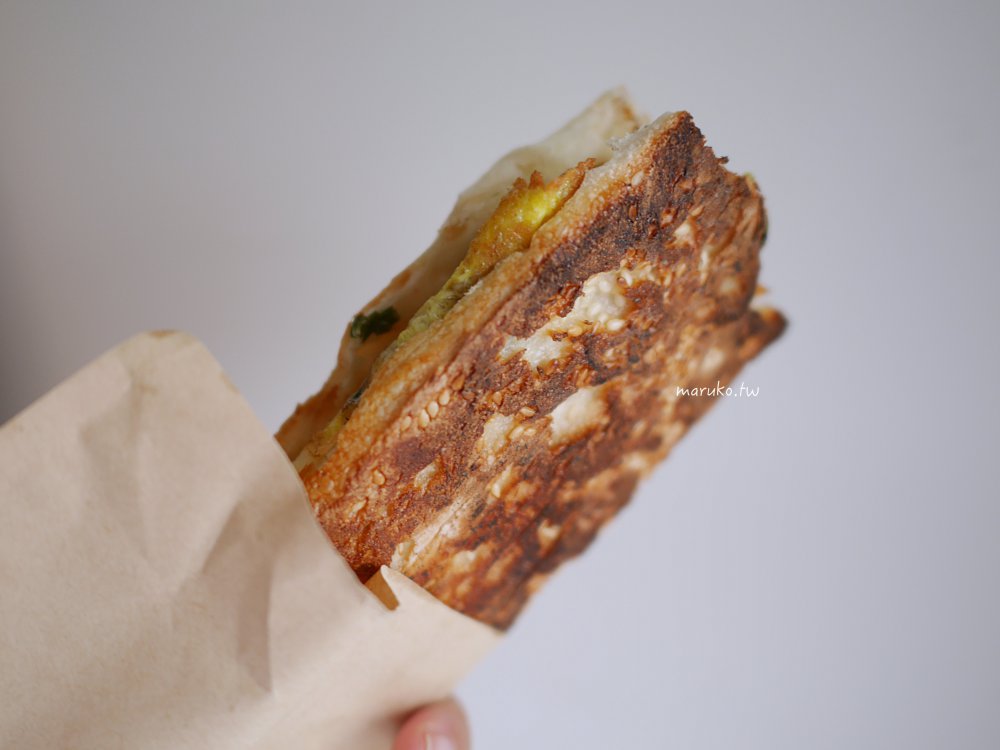 萬華美食｜小李子燒餅舖：隱身雙和市場巷弄！手工炭烤「朝牌餅」加蛋，在地人的排隊早餐。 @Maruko(丸子)與美食有個約會