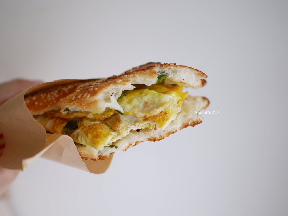 萬華美食｜小李子燒餅舖：隱身雙和市場巷弄！手工炭烤「朝牌餅」加蛋，在地人的排隊早餐。 @Maruko(丸子)與美食有個約會