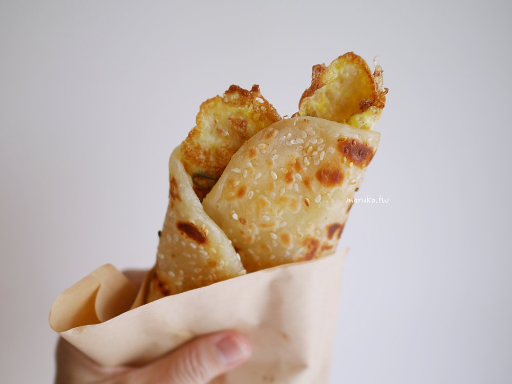 萬華美食｜小李子燒餅舖：隱身雙和市場巷弄！手工炭烤「朝牌餅」加蛋，在地人的排隊早餐。 @Maruko(丸子)與美食有個約會