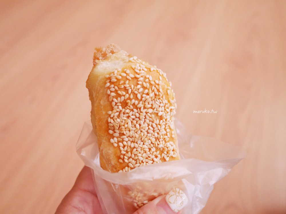 萬華美食｜小李子燒餅舖：隱身雙和市場巷弄！手工炭烤「朝牌餅」加蛋，在地人的排隊早餐。 @Maruko(丸子)與美食有個約會