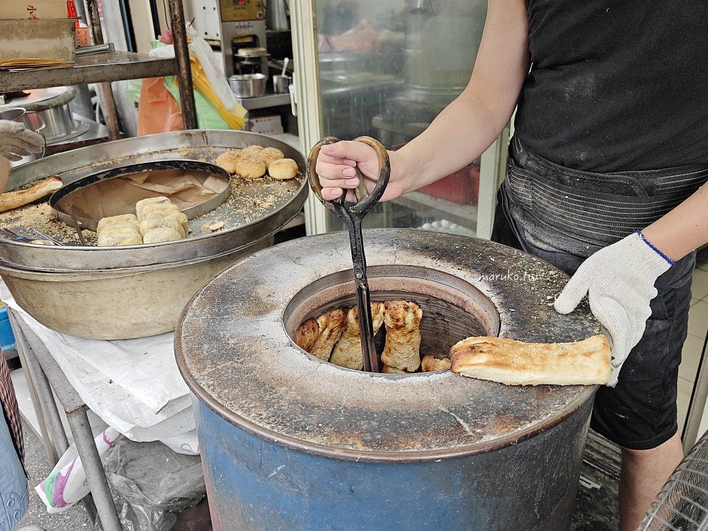 萬華美食｜小李子燒餅舖：隱身雙和市場巷弄！手工炭烤「朝牌餅」加蛋，在地人的排隊早餐。 @Maruko(丸子)與美食有個約會