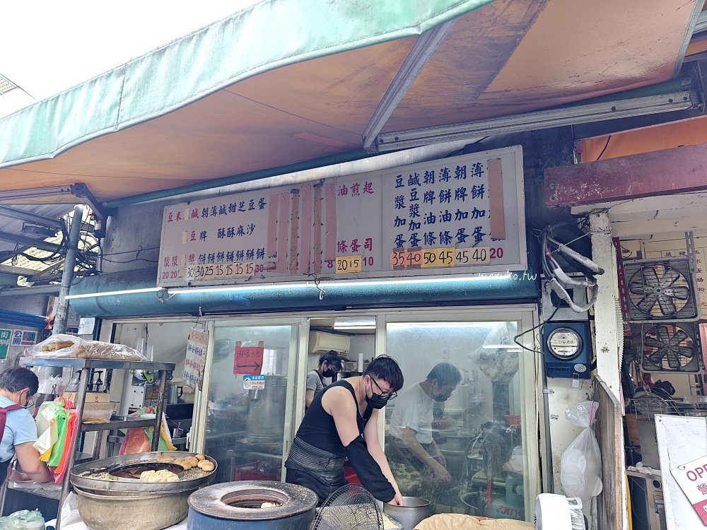 萬華美食｜小李子燒餅舖：隱身雙和市場巷弄！手工炭烤「朝牌餅」加蛋，在地人的排隊早餐。 @Maruko(丸子)與美食有個約會