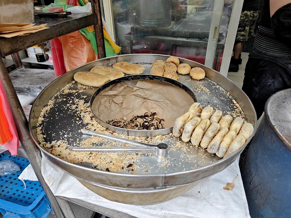 萬華美食｜小李子燒餅舖：隱身雙和市場巷弄！手工炭烤「朝牌餅」加蛋，在地人的排隊早餐。 @Maruko(丸子)與美食有個約會