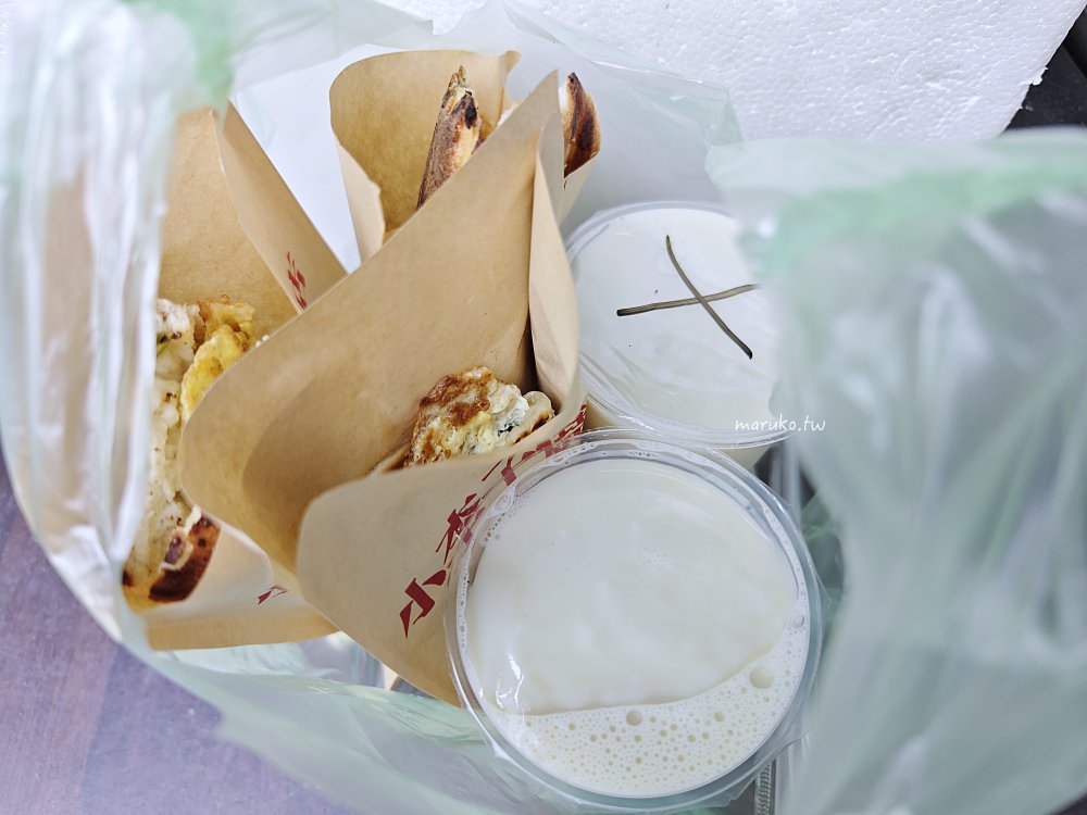 萬華美食｜小李子燒餅舖：隱身雙和市場巷弄！手工炭烤「朝牌餅」加蛋，在地人的排隊早餐。 @Maruko(丸子)與美食有個約會