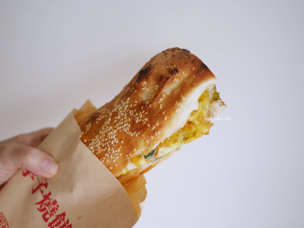 萬華美食｜小李子燒餅舖：隱身雙和市場巷弄！手工炭烤「朝牌餅」加蛋，在地人的排隊早餐。 @Maruko(丸子)與美食有個約會