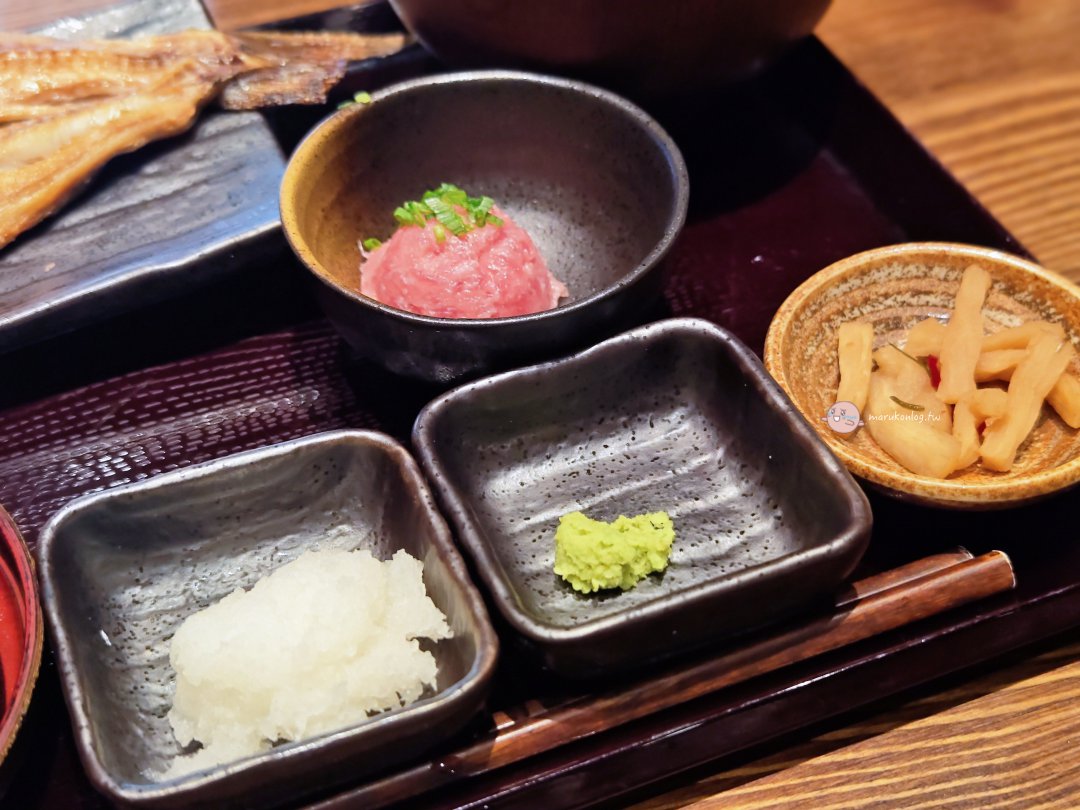【羽田機場美食】紅眼班機救星！羽田機場花園「しんぱち食堂」營業至凌晨5點，炭火烤魚+180円生啤 (近泉天空之湯) @Maruko(丸子)與美食有個約會