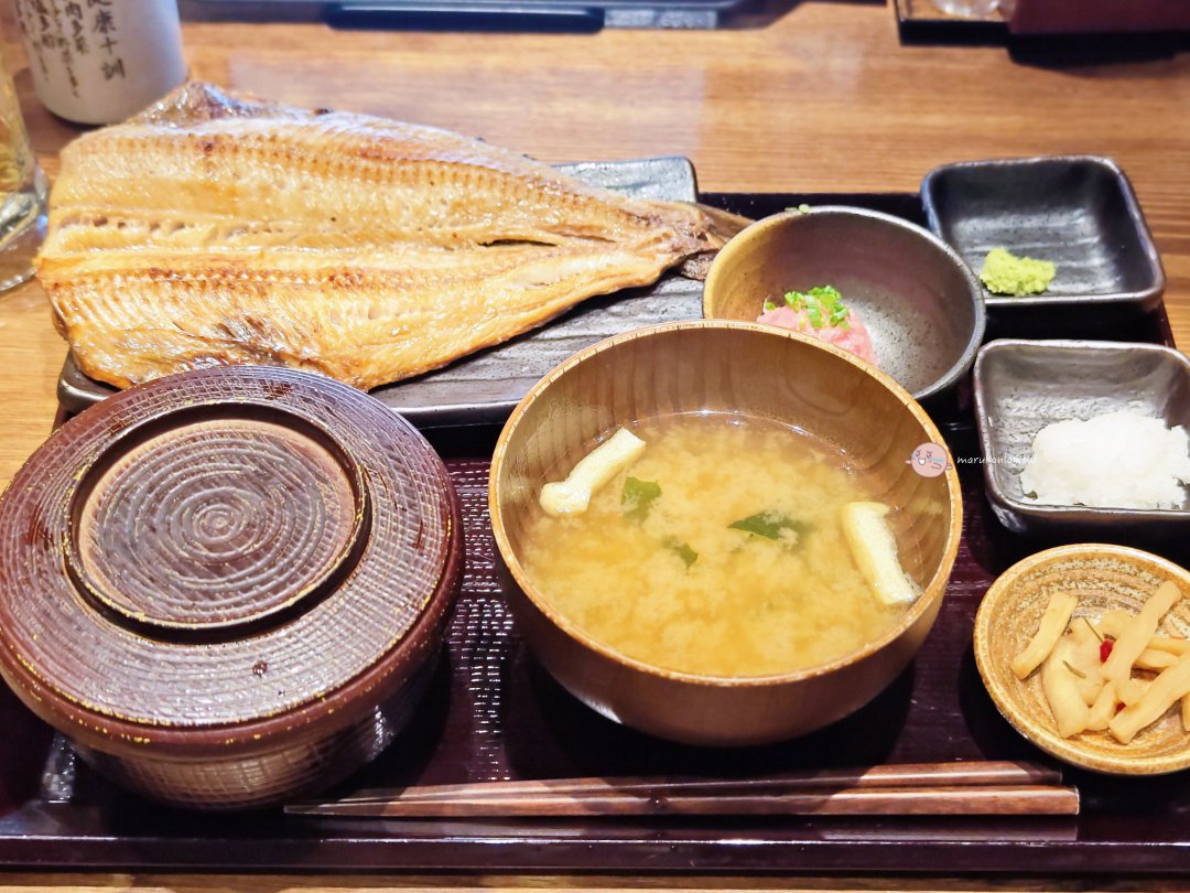 【羽田機場美食】紅眼班機救星！羽田機場花園「しんぱち食堂」營業至凌晨5點，炭火烤魚+180円生啤 (近泉天空之湯) @Maruko(丸子)與美食有個約會