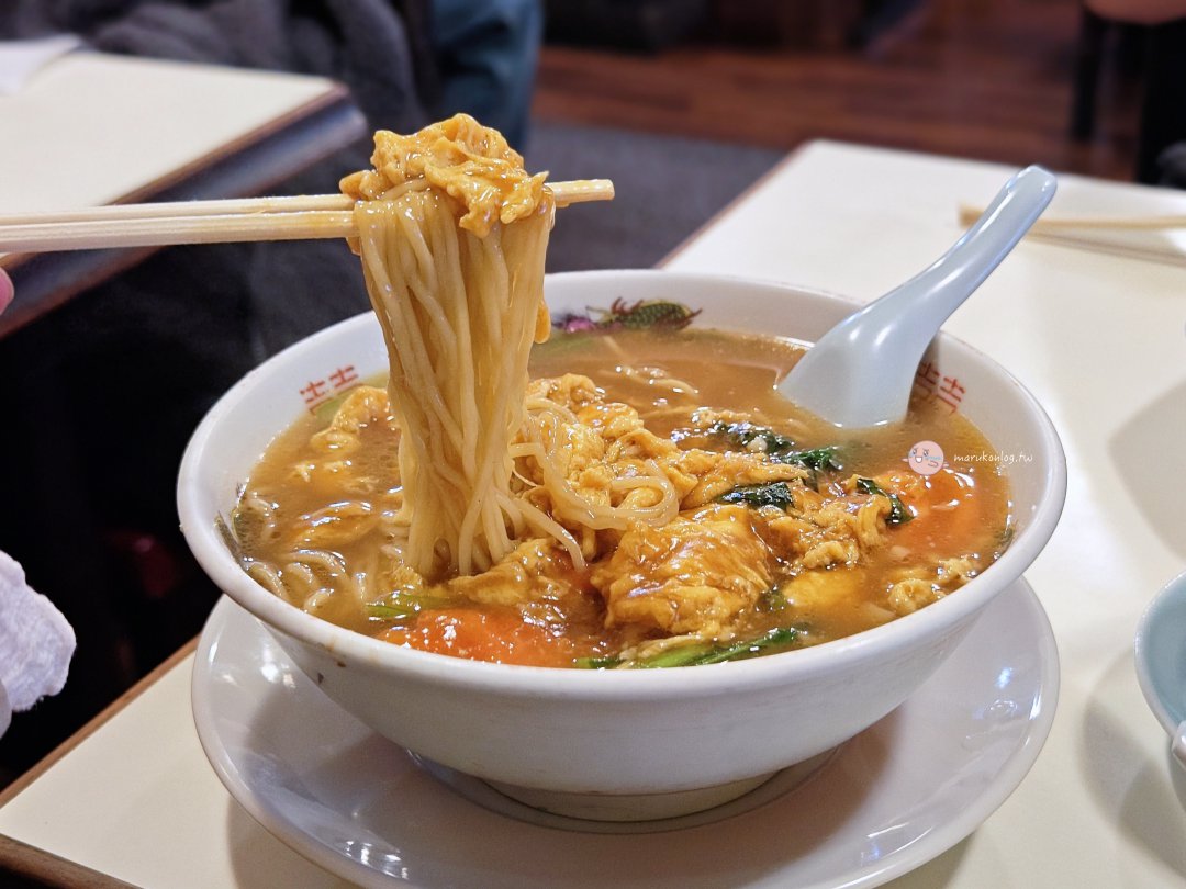 東京神樂坂必吃｜龍朋：大塊叉燒炒飯與濃厚番茄雞蛋麵，份量驚人的傳奇町中華 @Maruko(丸子)與美食有個約會