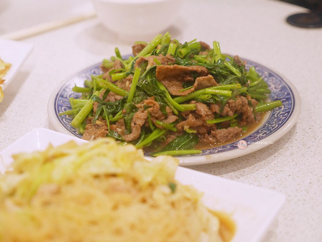 板橋美食｜鴨肉興海產 埔墘市場 50 年老店，必點煙燻鴨肉、入味炒米粉，份量驚人的高 CP 值熱炒拉！ @Maruko(丸子)與美食有個約會