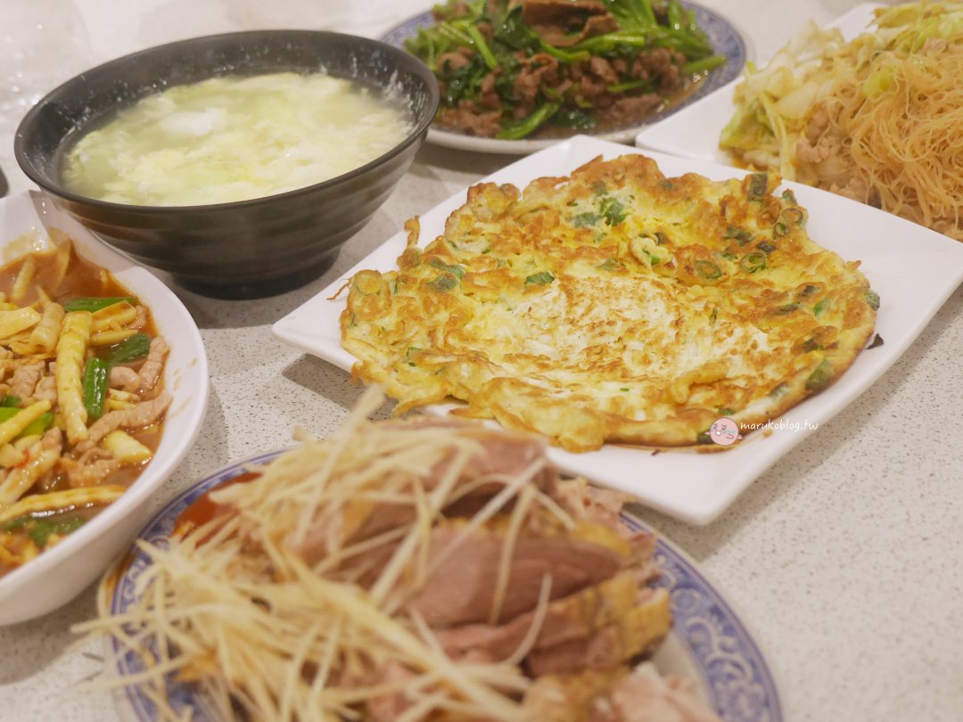 板橋美食｜鴨肉興海產 埔墘市場 50 年老店，必點煙燻鴨肉、入味炒米粉，份量驚人的高 CP 值熱炒拉！ @Maruko(丸子)與美食有個約會