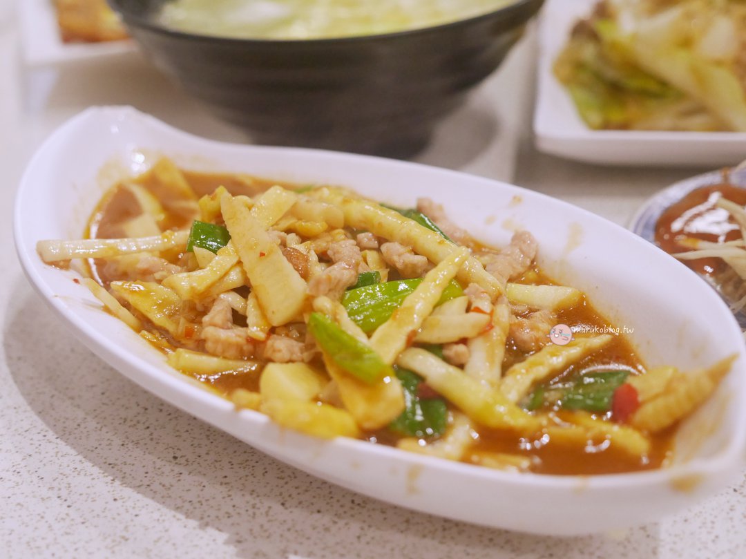 板橋美食｜鴨肉興海產 埔墘市場 50 年老店，必點煙燻鴨肉、入味炒米粉，份量驚人的高 CP 值熱炒拉！ @Maruko(丸子)與美食有個約會