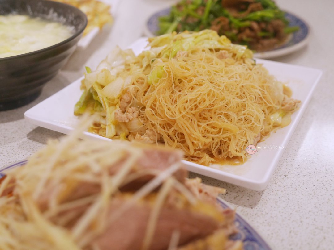 板橋美食｜鴨肉興海產 埔墘市場 50 年老店，必點煙燻鴨肉、入味炒米粉，份量驚人的高 CP 值熱炒拉！ @Maruko(丸子)與美食有個約會